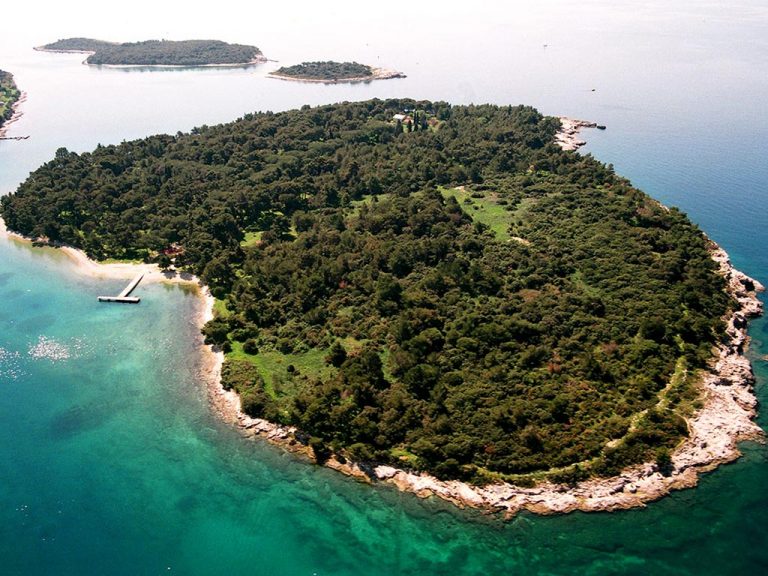 Jugendcamp vom Evangelischen Jugendwerk Göppingen, eine Jugendreise in den Sommerferien nach Kroatien. Das Bild zeigt die Insel Veruda Island.