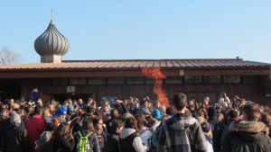 Gemeinsames Singen, beten, ins Gespräch kommen - und auch Zeit mit Gott verbringen und Energie tanken. Tausende Jugendliche aus der ganzen Welt machen sich jedes Jahr auf den Weg nach Taizé...
